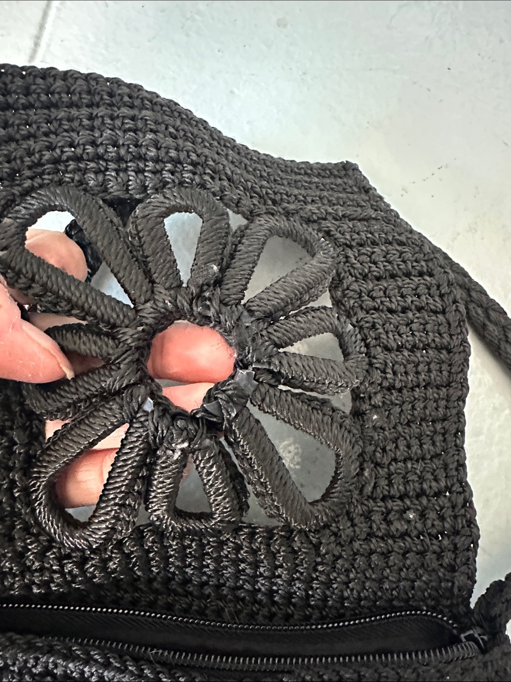 Black Crochet Crossbody Bag with Floral Design - vintage 90s - Picture 4 of 6